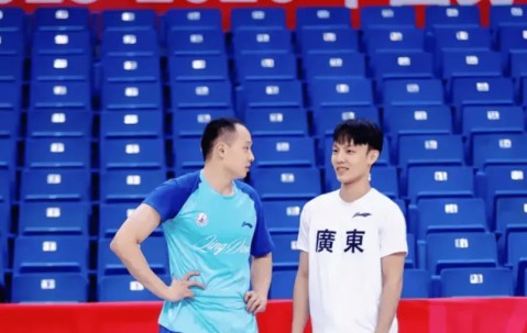 在线体育-上半场徐杰4中2得到5分3助攻，胡明轩罚球2中2得到2分2助攻