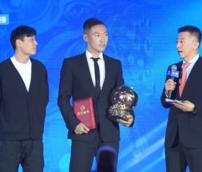 体育直播-五届“中国金球奖”得主武磊为两届“中国金球奖”吴曦颁奖